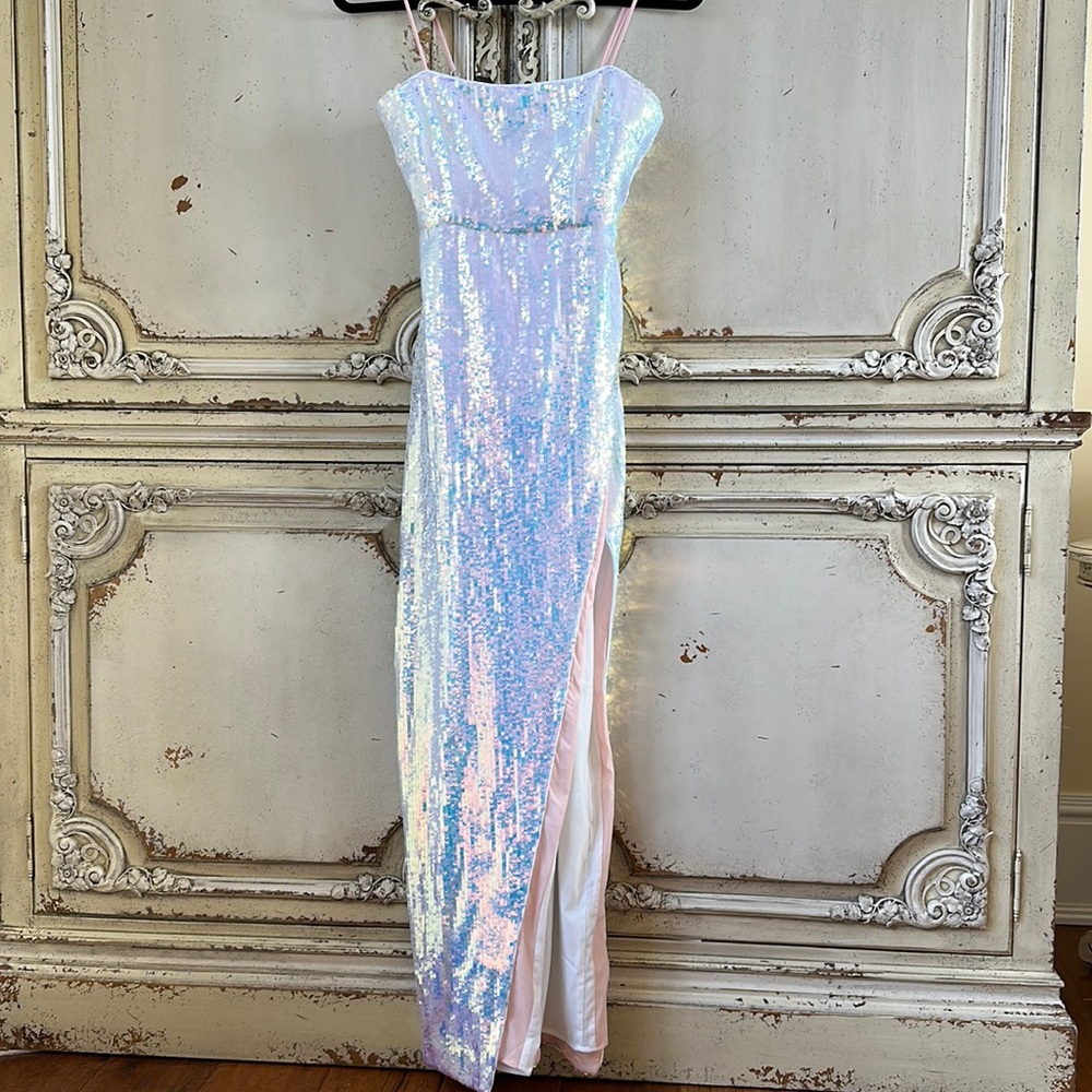 Absolutely stunning sequins gown. NWT. Fully lined in white